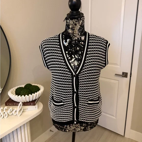 Evereve Willa Lady Like Vest - Picture 2 of 11